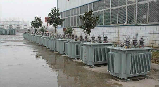 油浸式变压器的保养如何去做？预防渗漏油：油浸式变压器在油箱内充满变压器油，装配中依靠紧固件对耐油橡胶元件加压而密封。